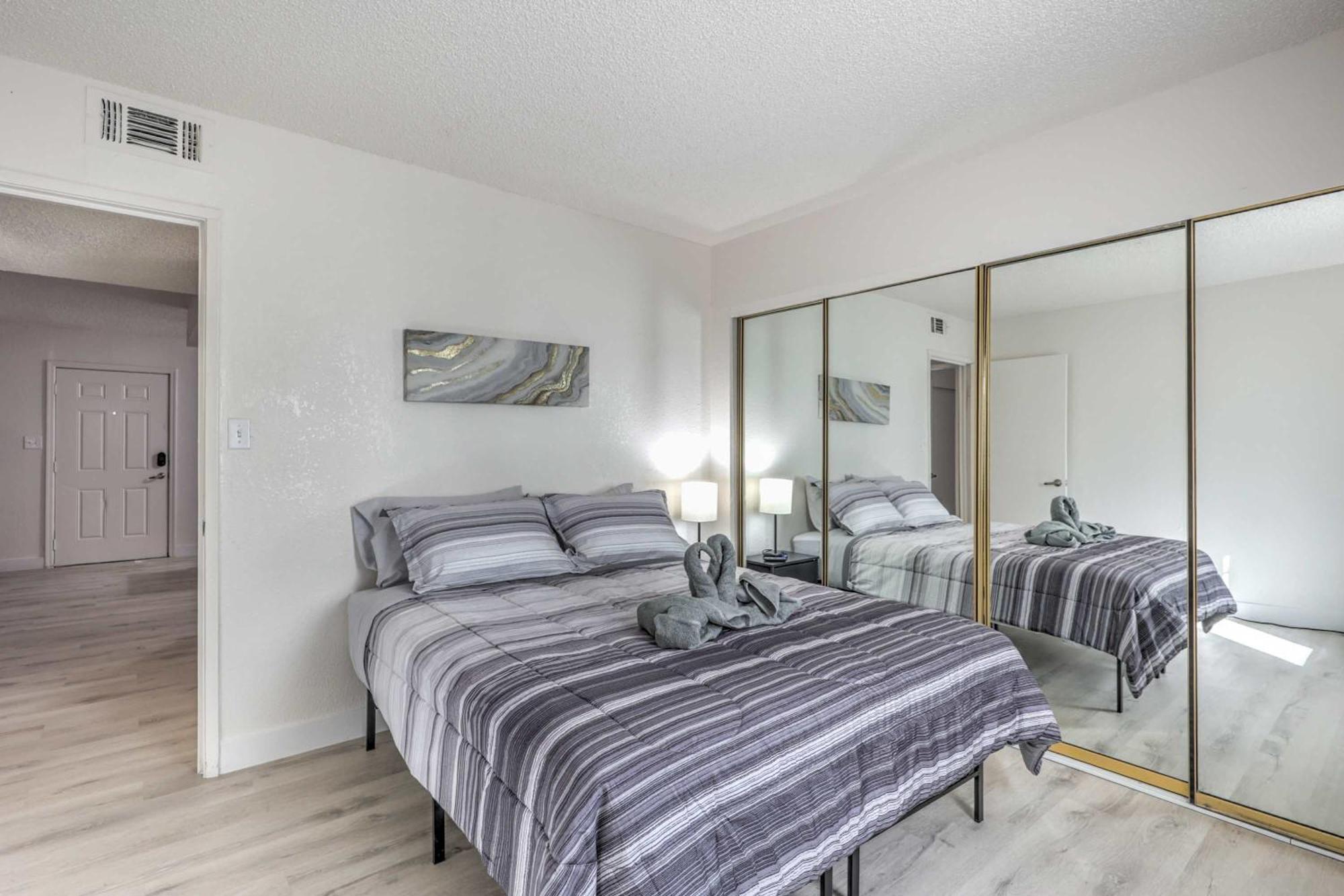 Modern Comfort Near Vegas Attractions! Sleeps 6! Сasa de vacaciones *