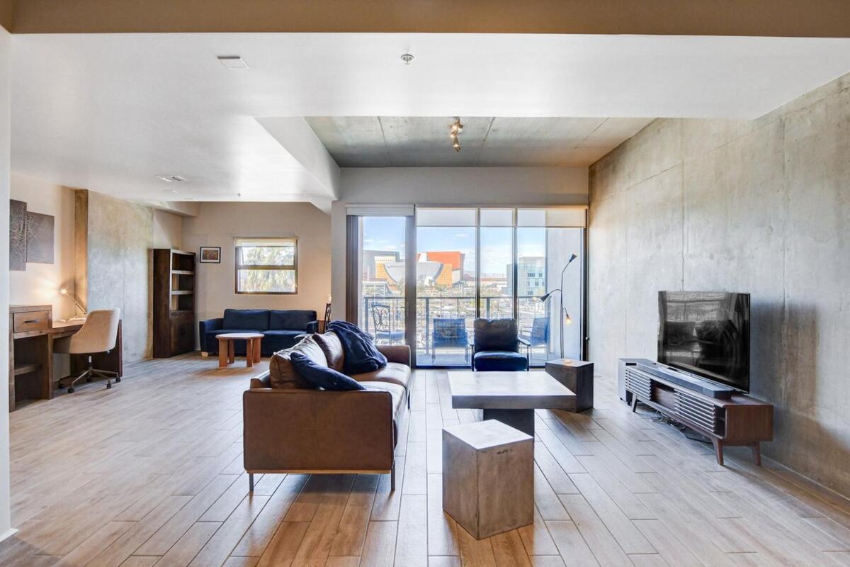 Gorgeous 1 Bed 2 Bath High Rise Apartamento