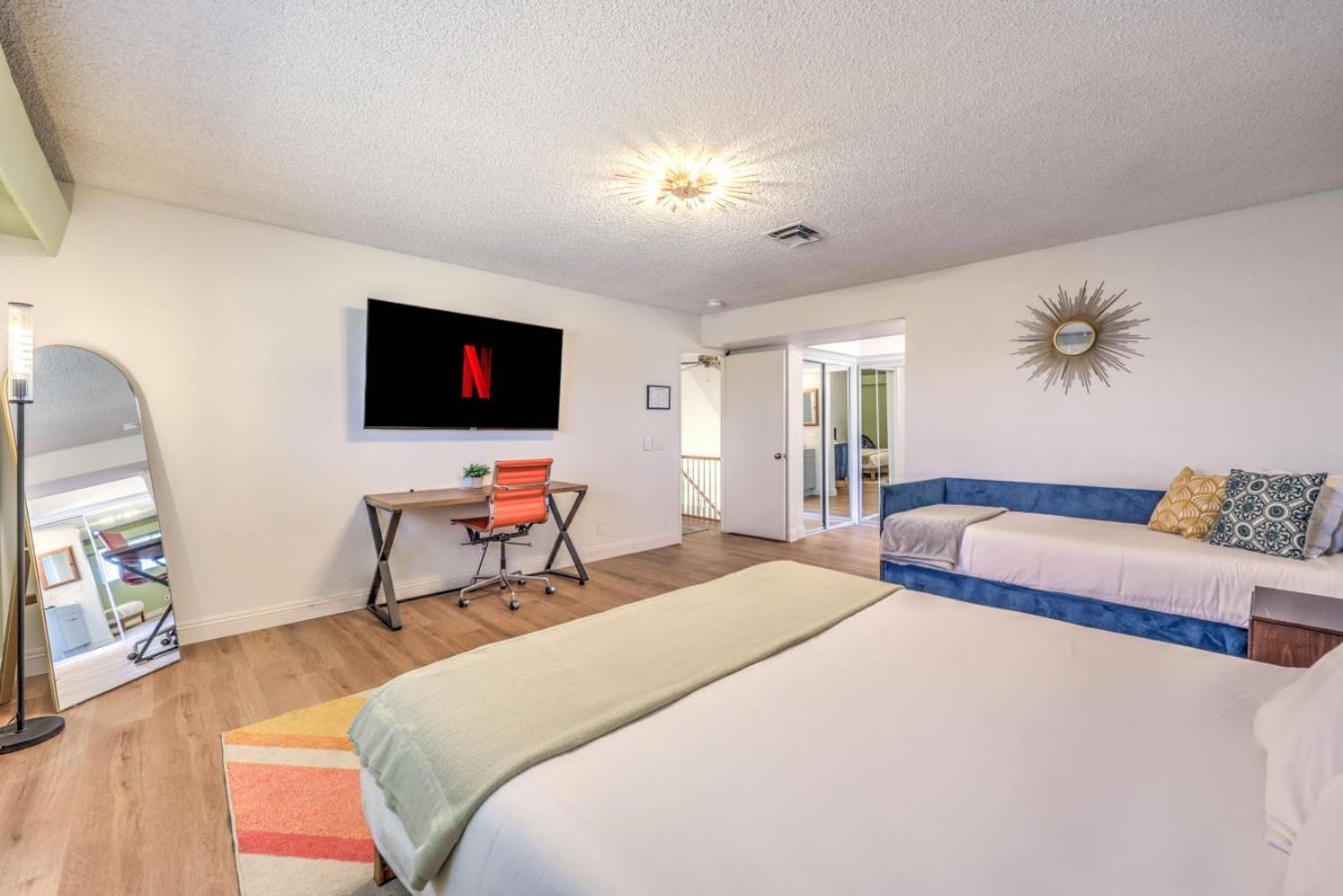 Holiday home Oasis Near Strip Pool Jacuzzi Deck Poker *