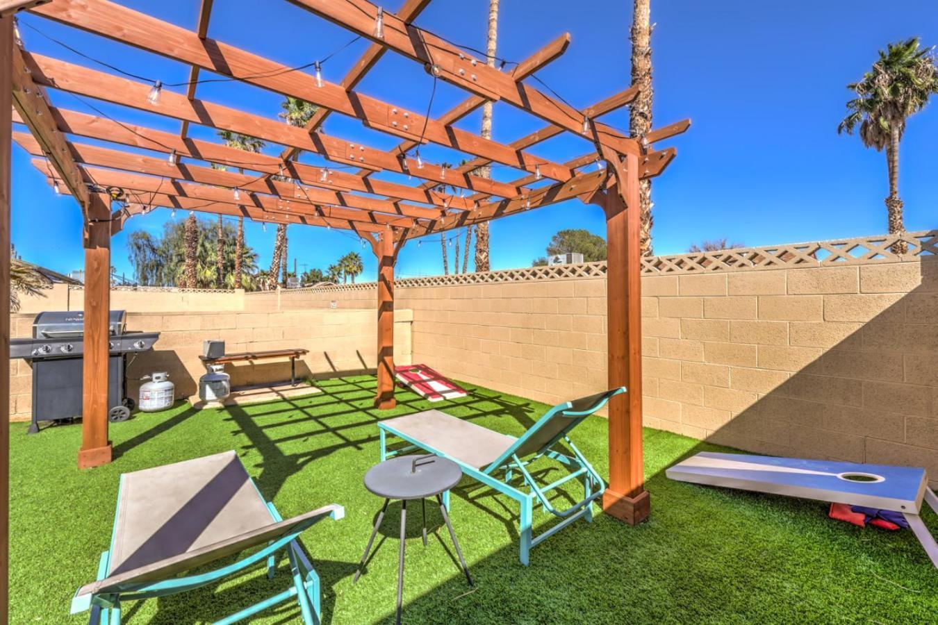 Oasis Near Strip Pool Jacuzzi Deck Poker Holiday home *