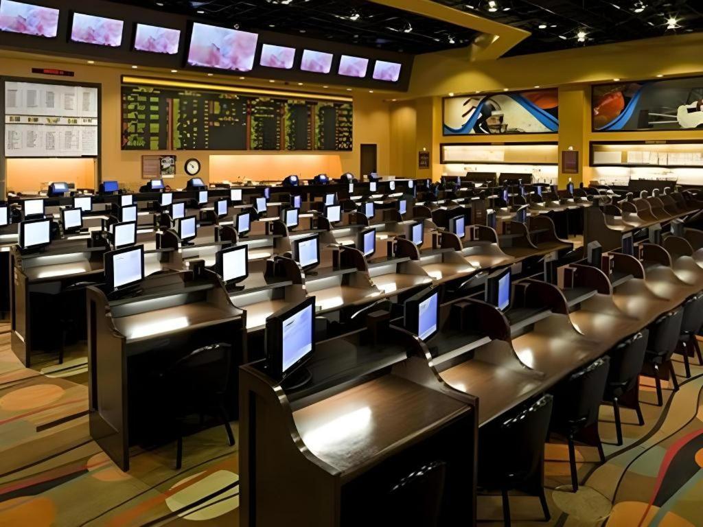 Eastside Cannery Casino 3*