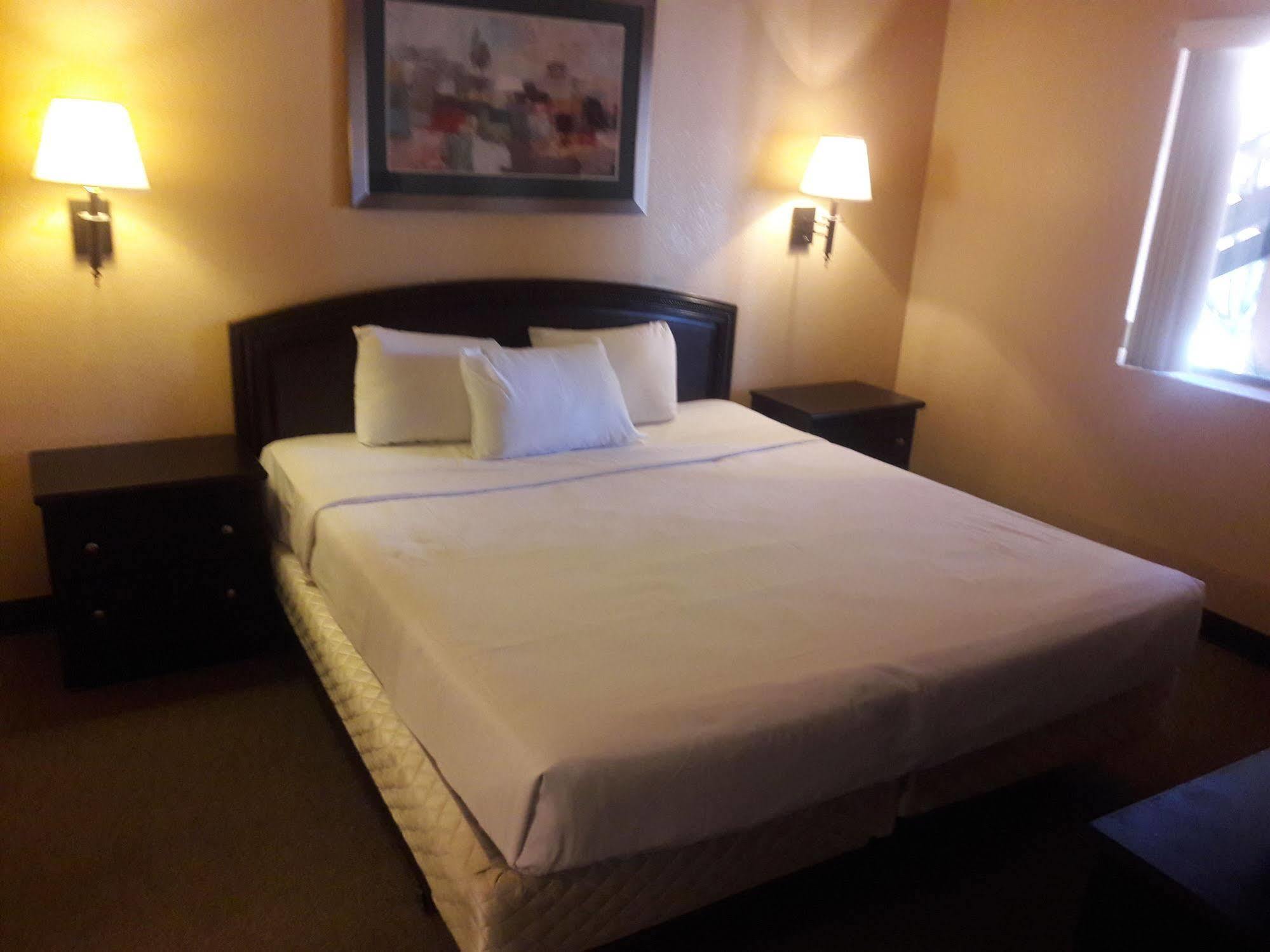 Emerald Convention Center Hotel 2*