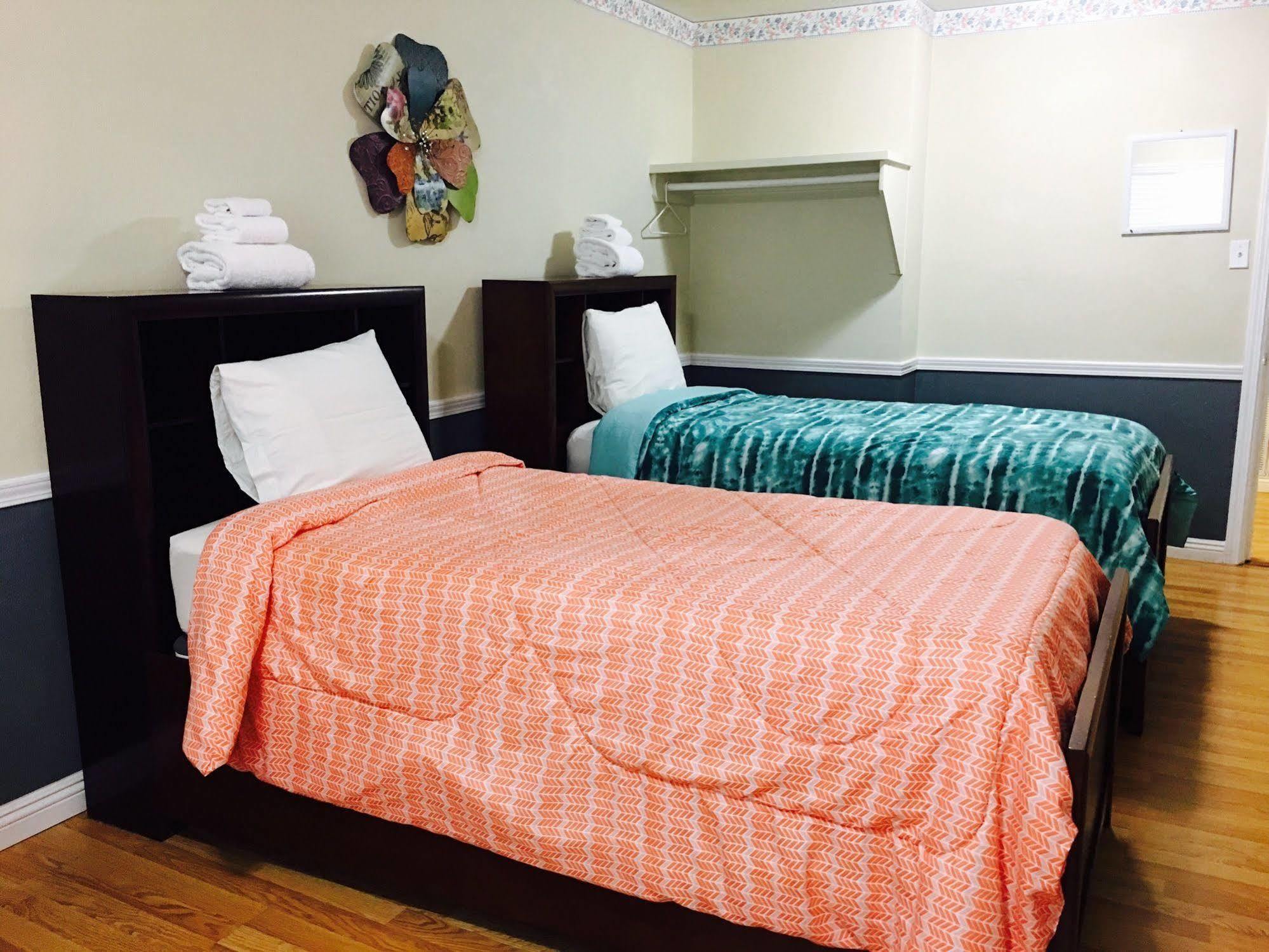 Travelers Hostal *