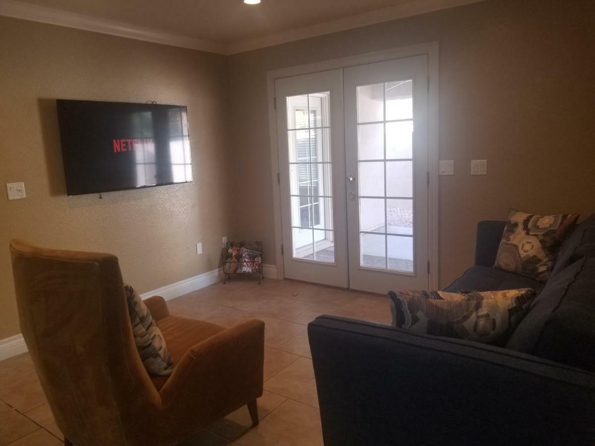 Close To Strip, Very Private, Gated, Huge Floorplan, Wifi, Washer&dryer Сasa de vacaciones Las Vegas