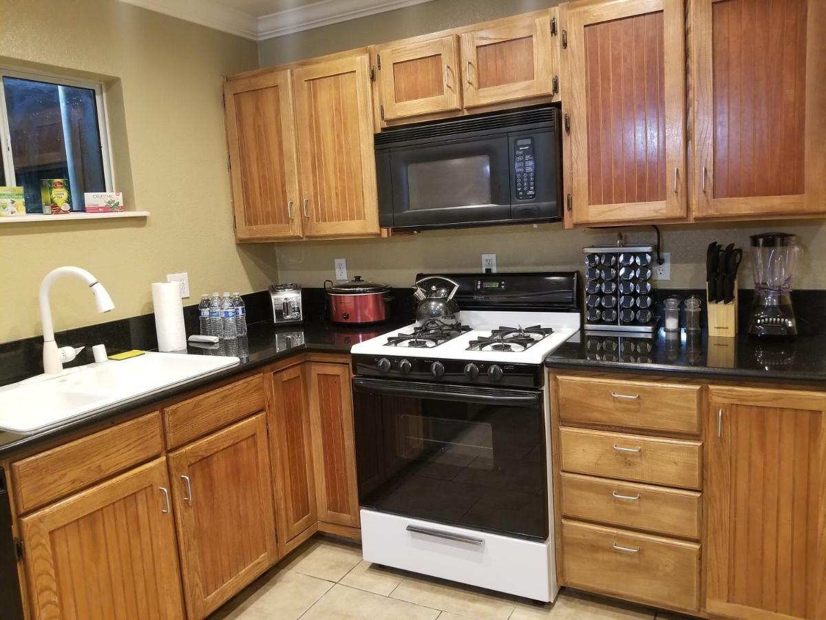 Close To Strip, Very Private, Gated, Huge Floorplan, Wifi, Washer&dryer Сasa de vacaciones *