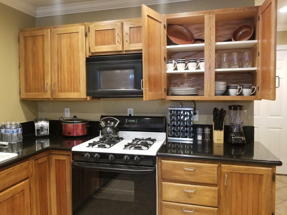 Close To Strip, Very Private, Gated, Huge Floorplan, Wifi, Washer&dryer Сasa de vacaciones Las Vegas