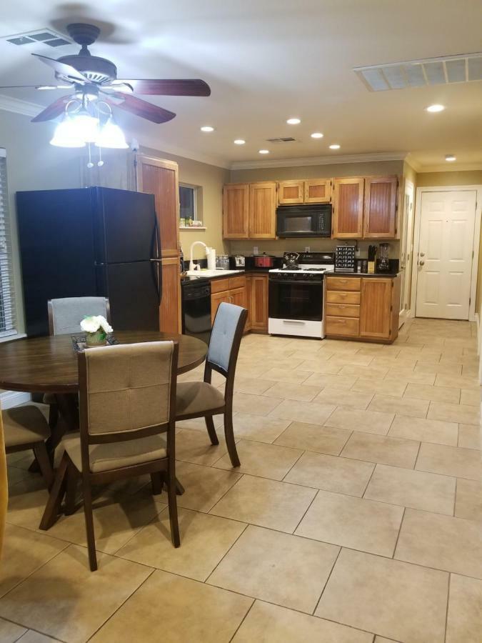Сasa de vacaciones Close To Strip, Very Private, Gated, Huge Floorplan, Wifi, Washer&dryer *