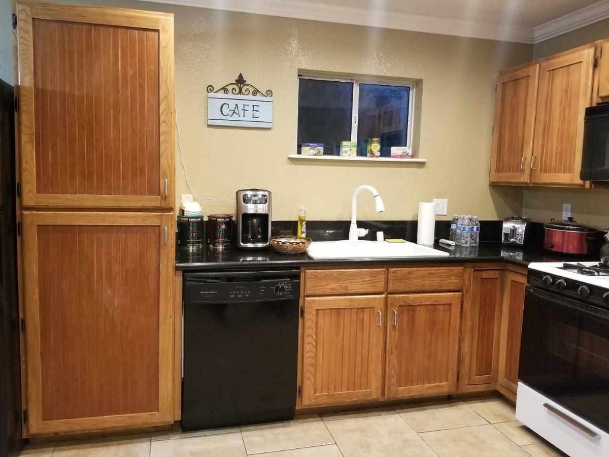Сasa de vacaciones Close To Strip, Very Private, Gated, Huge Floorplan, Wifi, Washer&dryer