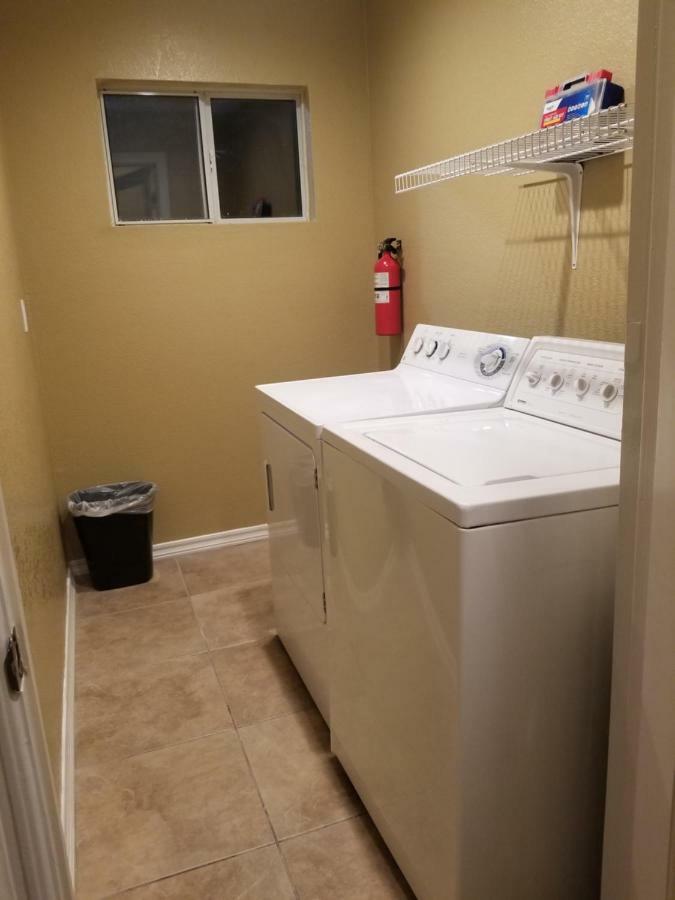 Сasa de vacaciones Close To Strip, Very Private, Gated, Huge Floorplan, Wifi, Washer&dryer Las Vegas