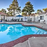 Contemporary Vegas Townhome With Community Pool