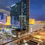 Lucky Gem Penthouse & Luxury Suites At Signature Resort, Balcony Strip View 3505