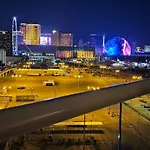 Strip & Sphere View - Separate Living Room - 2 Full Bath - Full Kitchen - Balcony - 900 Sqft - Mgm Signature