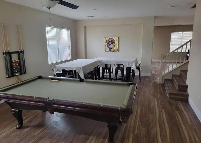 5 Bed- Strip 8Mil, Dwntown 4.5Mi