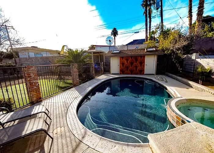 Newer Ranch With Pool And Hot Tub Near The Strip And Freemont Street.