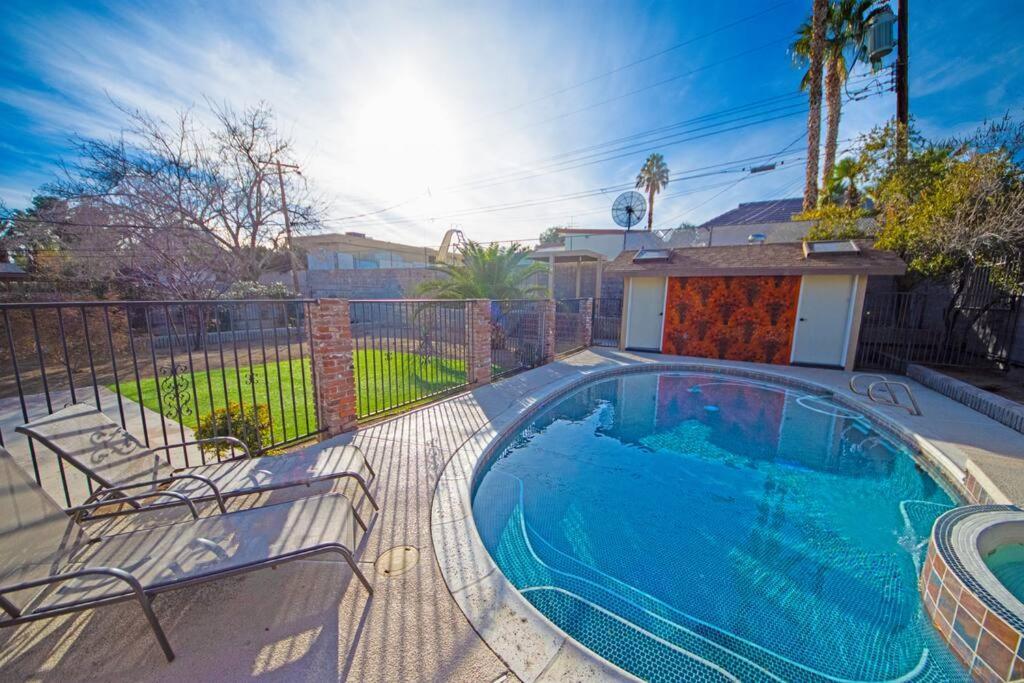 Newer Ranch With Pool And Hot Tub Near The Strip And Freemont Street. * Las Vegas