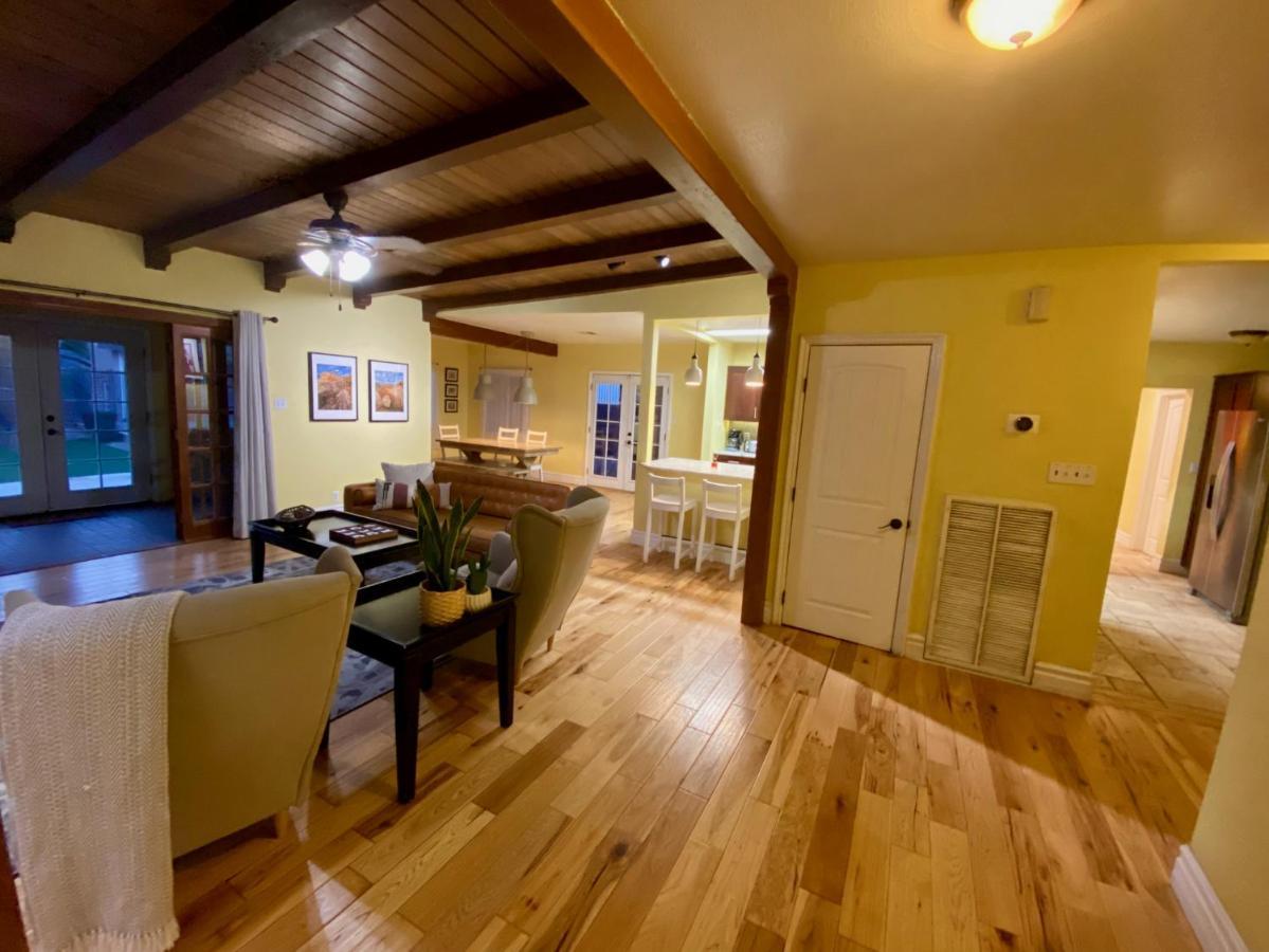 Сasa de vacaciones Newer Ranch With Pool And Hot Tub Near The Strip And Freemont Street.