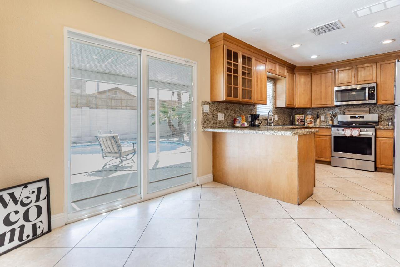 Spacious 5-bedroom Retreat With Pool Minutes From The Vegas Strip Сasa de vacaciones *