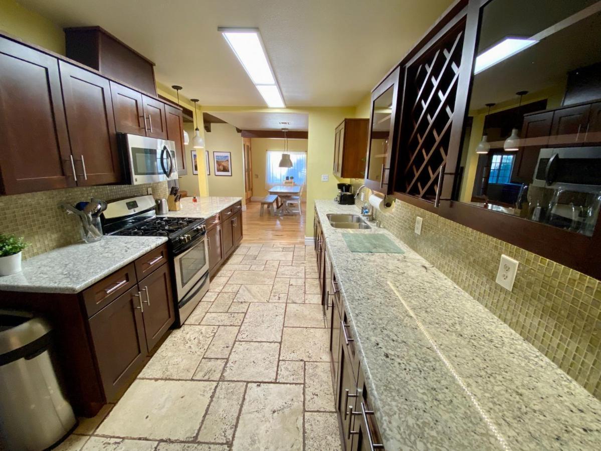 Newer Ranch With Pool And Hot Tub Near The Strip And Freemont Street. * Las Vegas