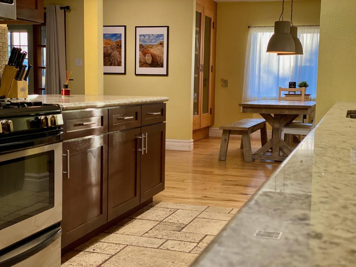 Newer Ranch With Pool And Hot Tub Near The Strip And Freemont Street. Las Vegas