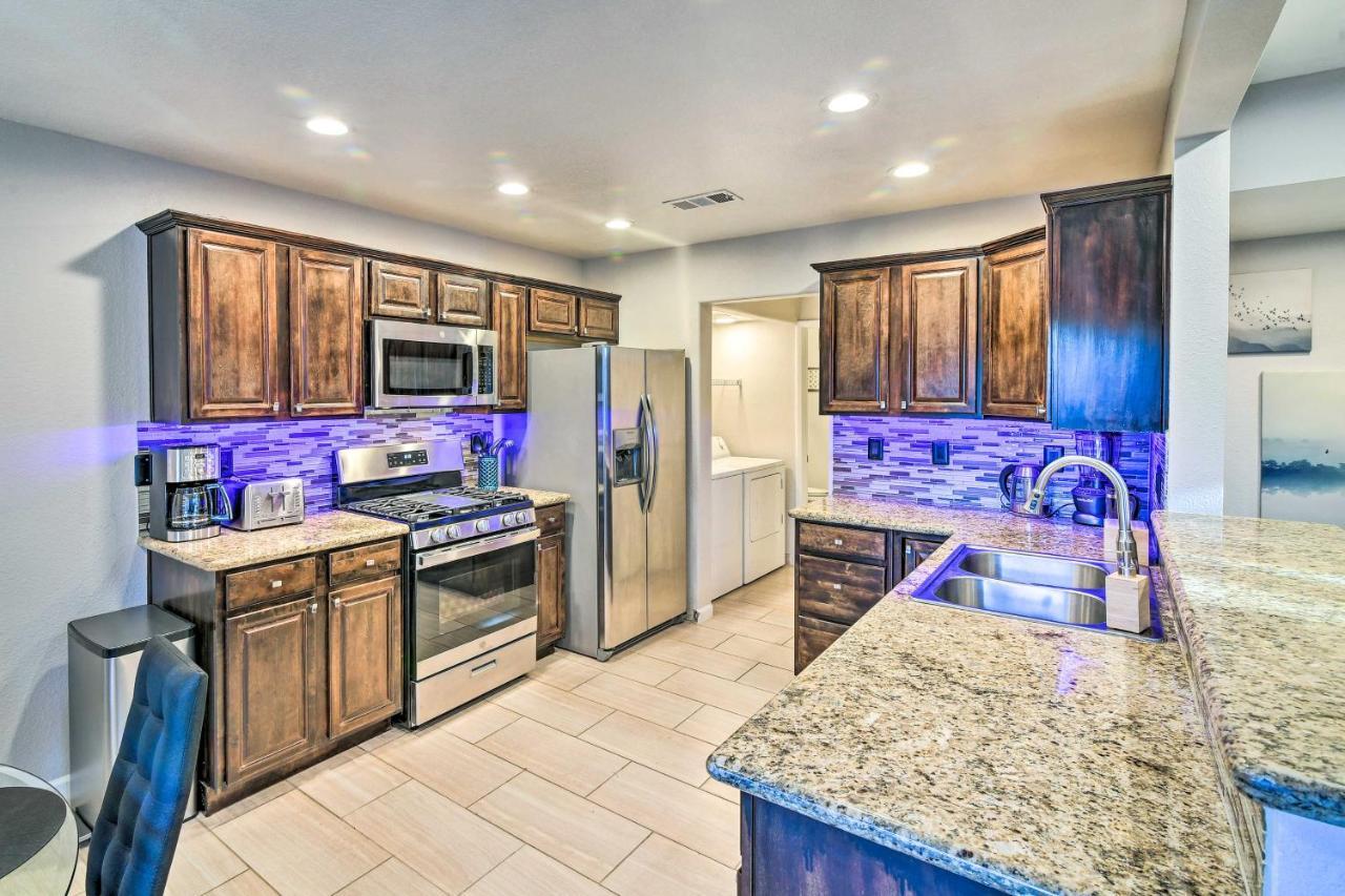 Contemporary Vegas Townhome With Community Pool