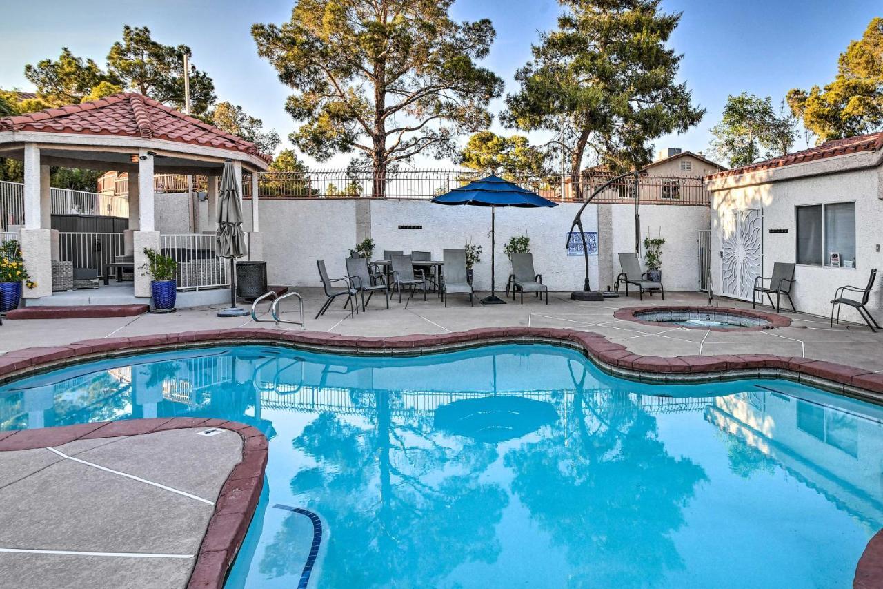 Contemporary Vegas Townhome With Community Pool