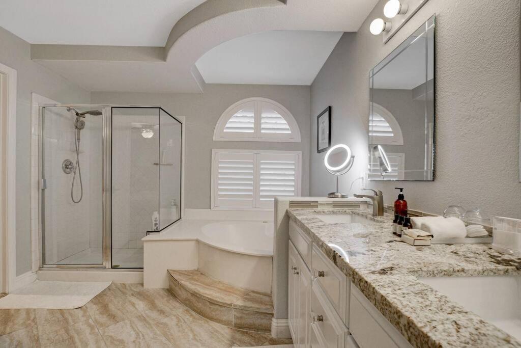 Beautiful 5br W/king Beds, Pool & Hot Tub, Games Сasa de vacaciones