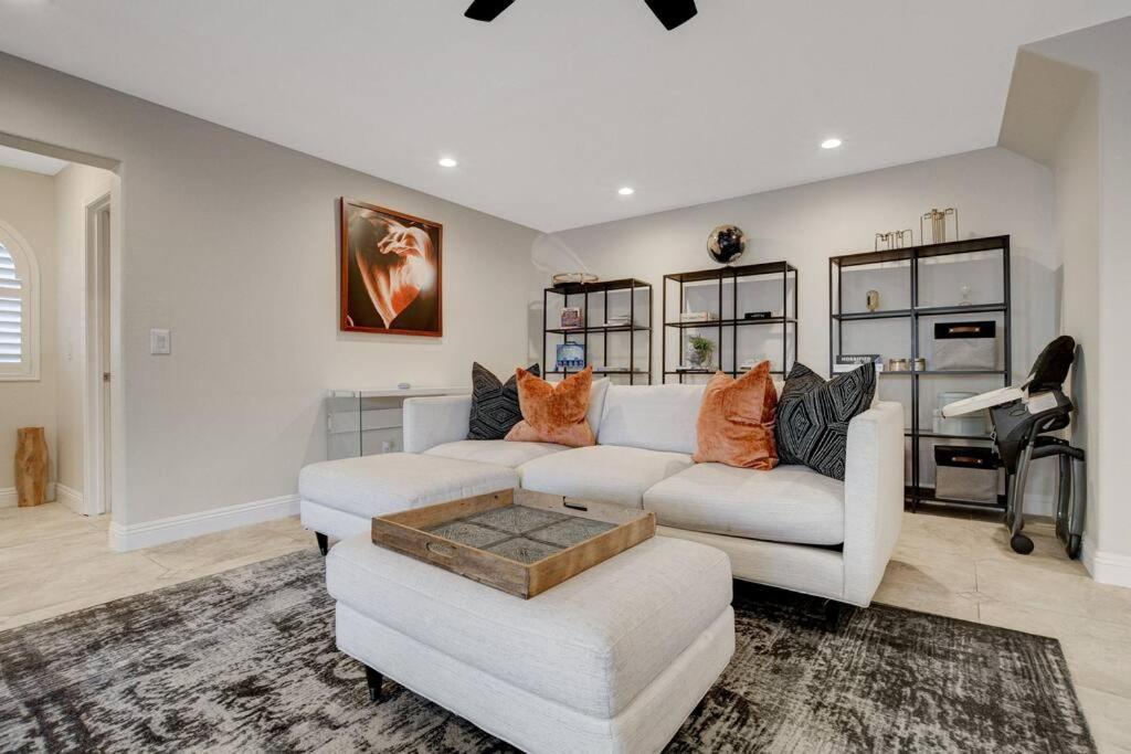 Beautiful 5br W/king Beds, Pool & Hot Tub, Games Las Vegas