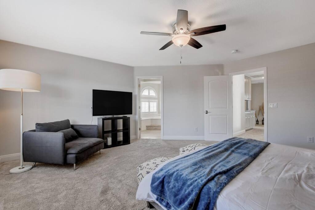 Сasa de vacaciones Beautiful 5br W/king Beds, Pool & Hot Tub, Games