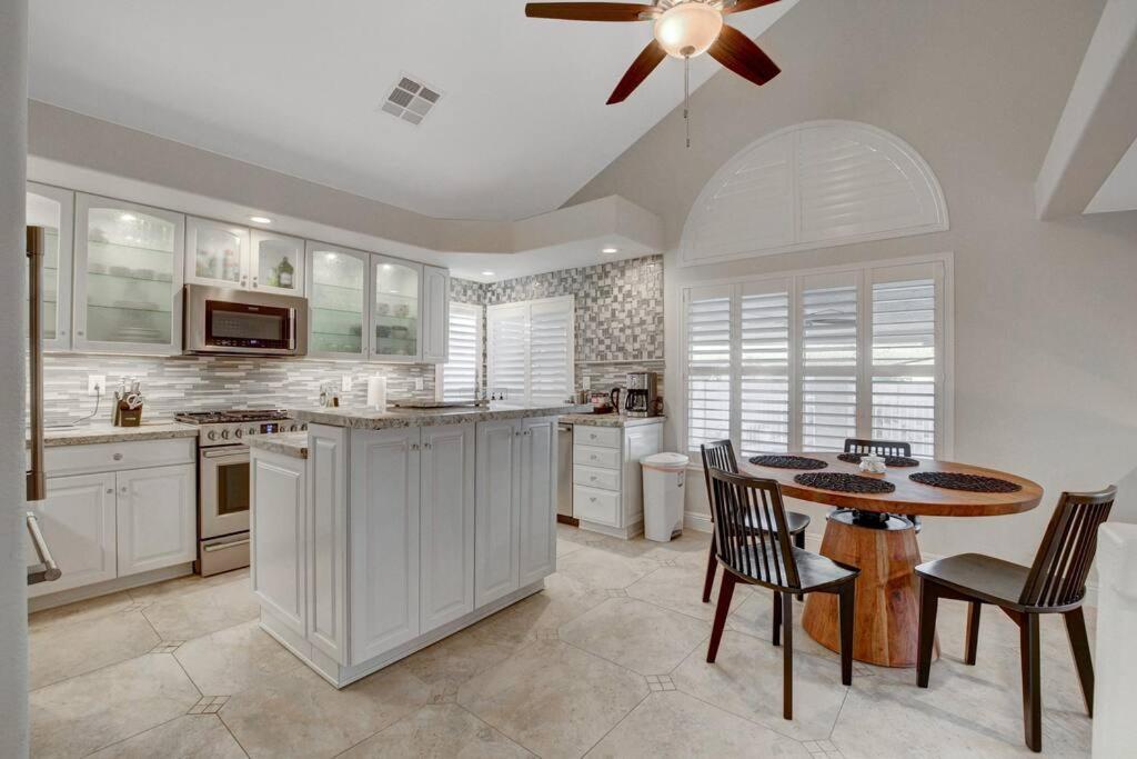 Beautiful 5br W/king Beds, Pool & Hot Tub, Games Las Vegas