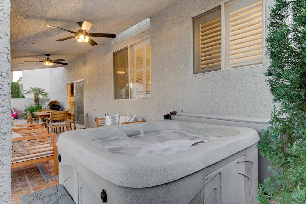 Beautiful 5br W/king Beds, Pool & Hot Tub, Games *