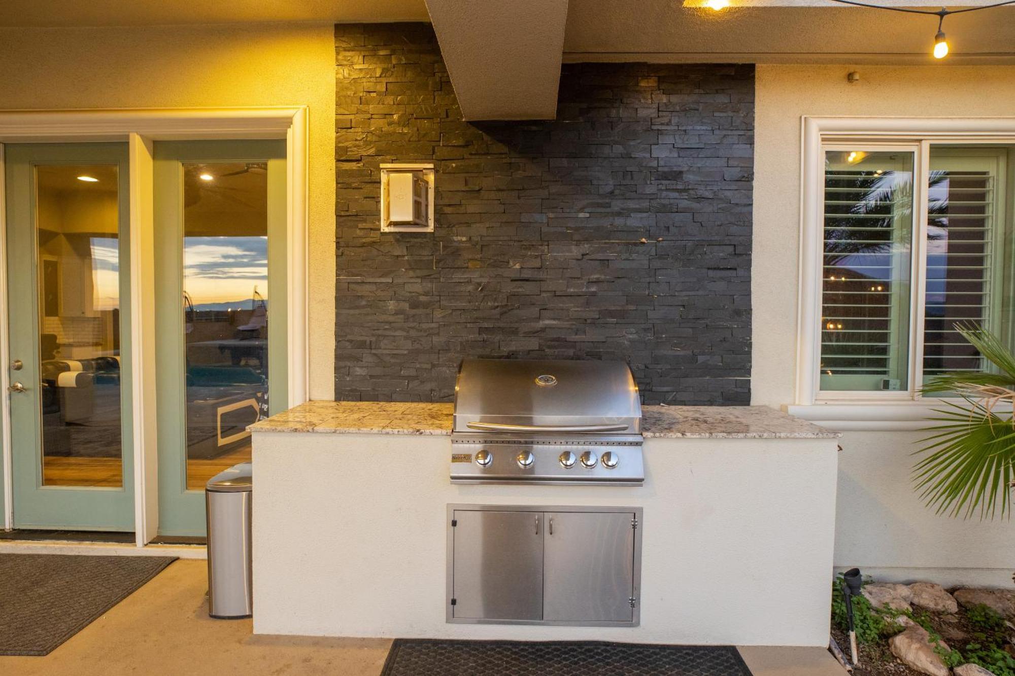 3400 Sqft House W/40ft Heated Pool/spa- Strip View