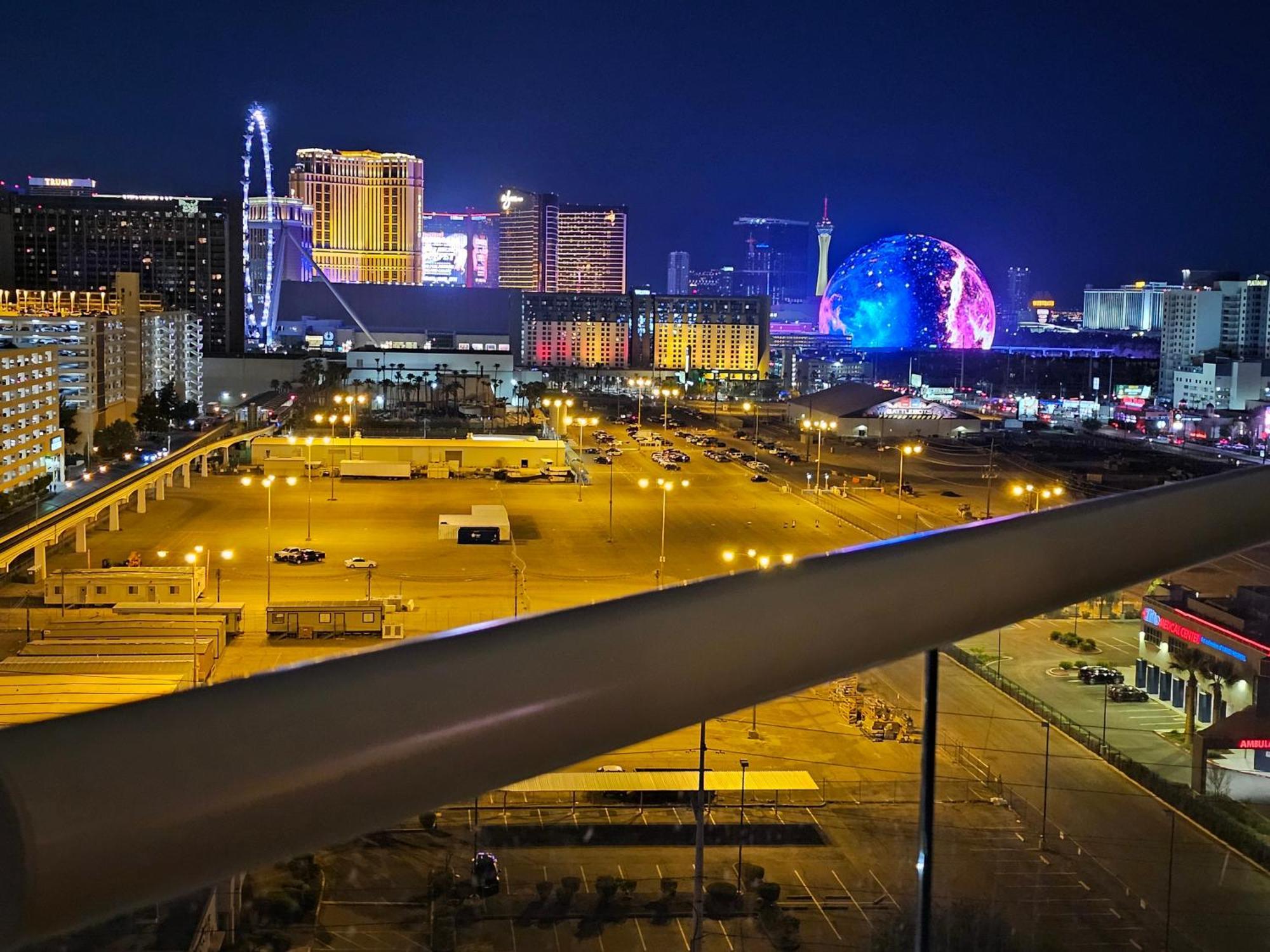 Strip & Sphere View - Separate Living - 2 Full Bath - Full Kitchen - Balcony - 900 Sqft - Mgm Signature 4*