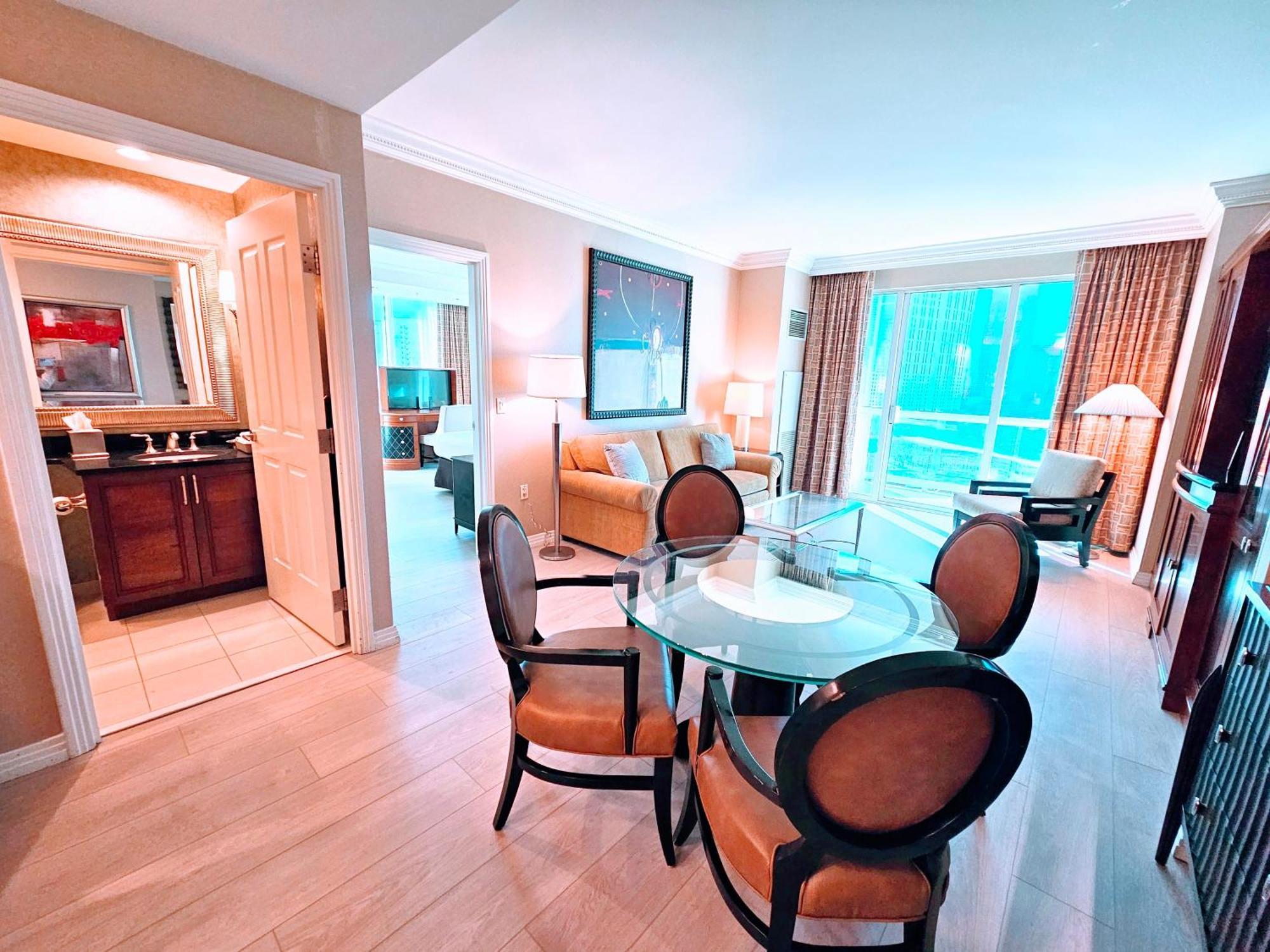 Strip & Sphere View - Separate Living - 2 Full Bath - Full Kitchen - Balcony - 900 Sqft - Mgm Signature