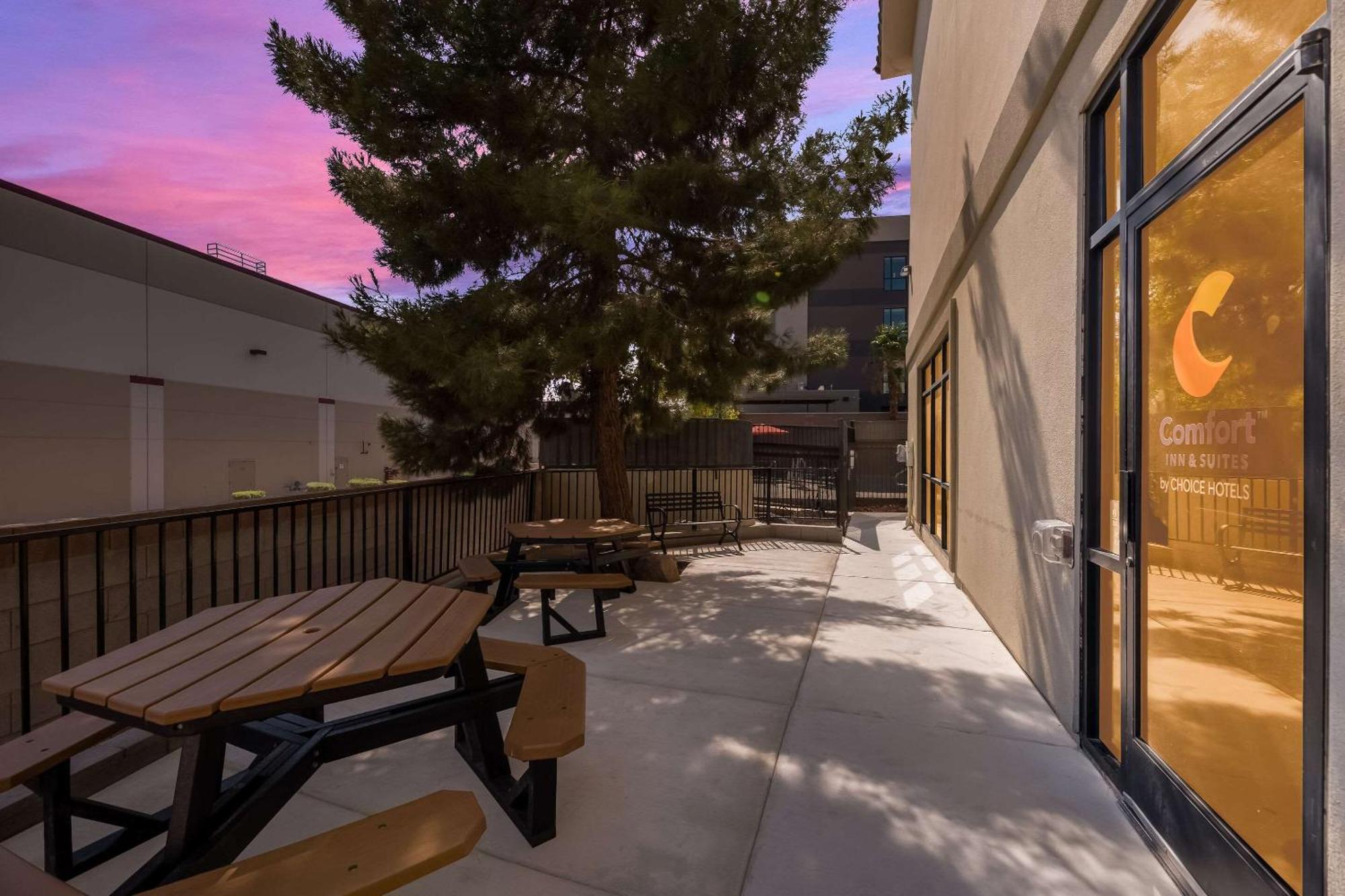 Comfort & Vegas - Nellis Hotel