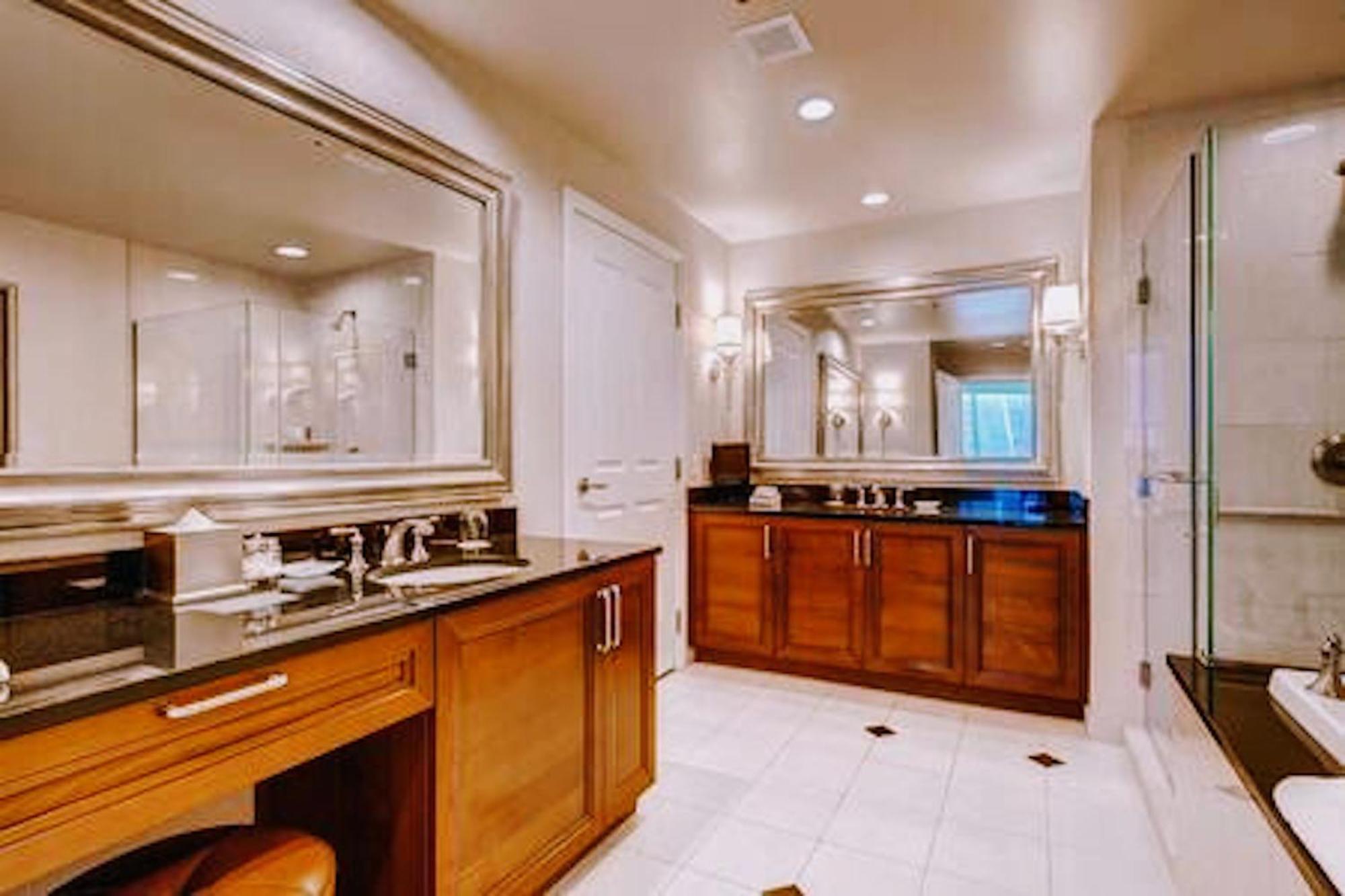 Strip & Sphere View - Separate Living - 2 Full Bath - Full Kitchen - Balcony - 900 Sqft - Mgm Signature Apartahotel