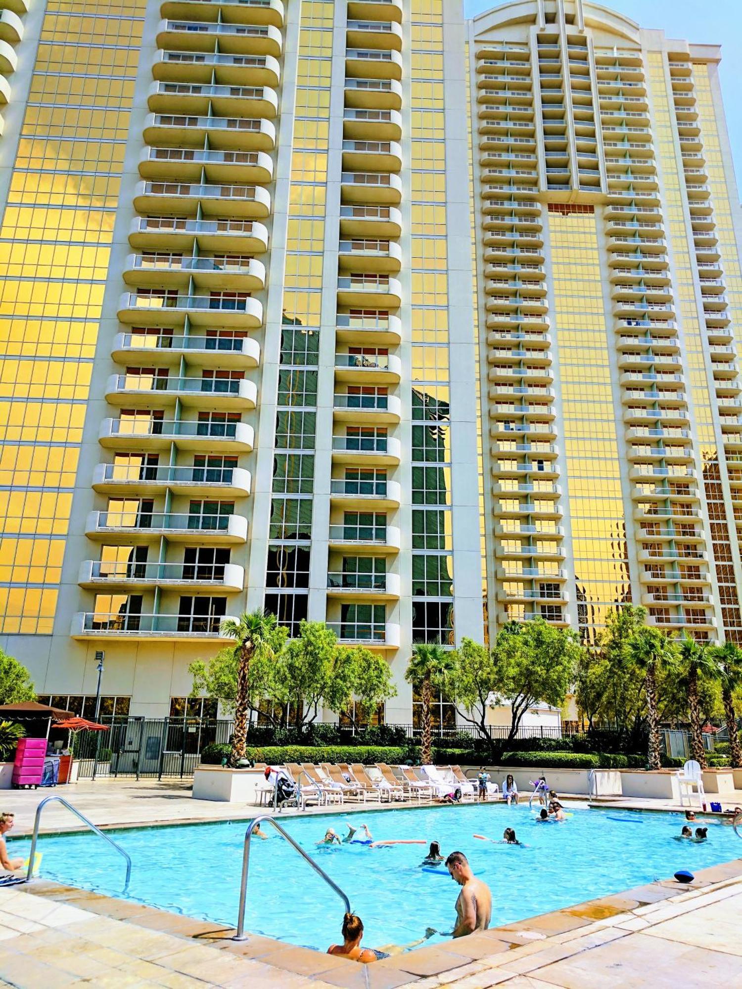 Strip & Sphere View - Separate Living - 2 Full Bath - Full Kitchen - Balcony - 900 Sqft - Mgm Signature Apartahotel Las Vegas