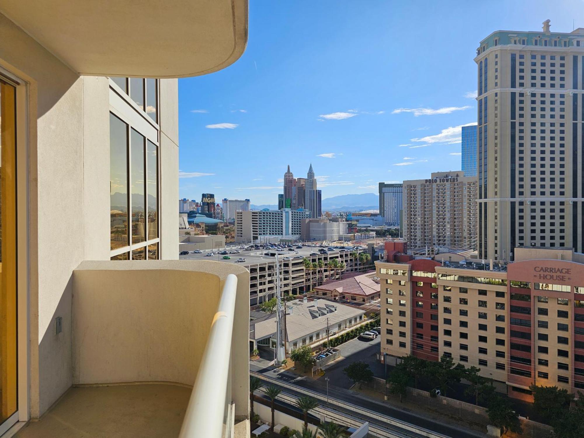 Apartahotel Strip & Sphere View - Separate Living - 2 Full Bath - Full Kitchen - Balcony - 900 Sqft - Mgm Signature 4*