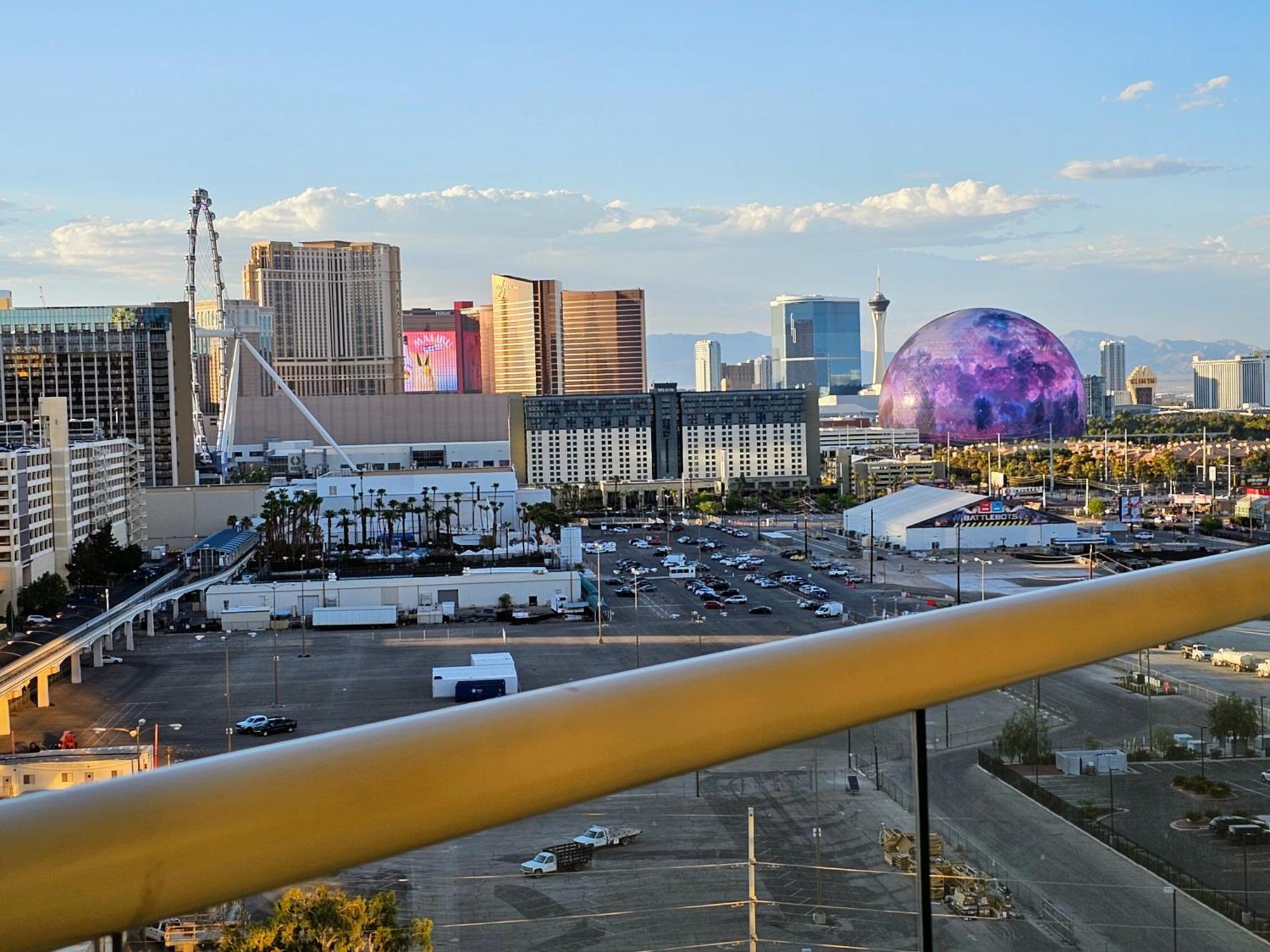 Apartahotel Strip & Sphere View - Separate Living - 2 Full Bath - Full Kitchen - Balcony - 900 Sqft - Mgm Signature Las Vegas