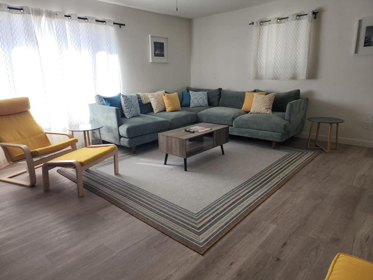 Mid-century Rural Ranch House Minutes To The Strip Сasa de vacaciones *