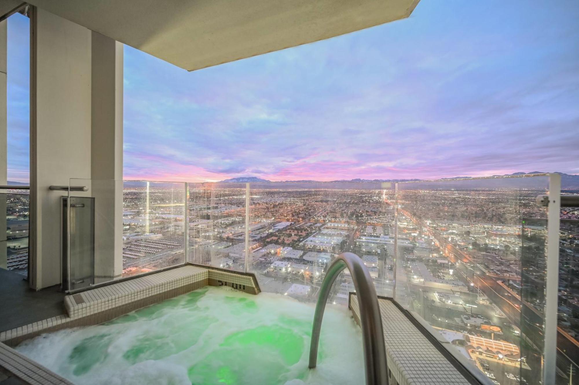 Romance Phenthouse At Palms Place