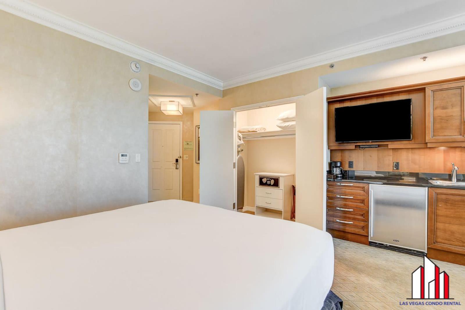 Mgm Signature-25-611 Strip View Jacuzzi