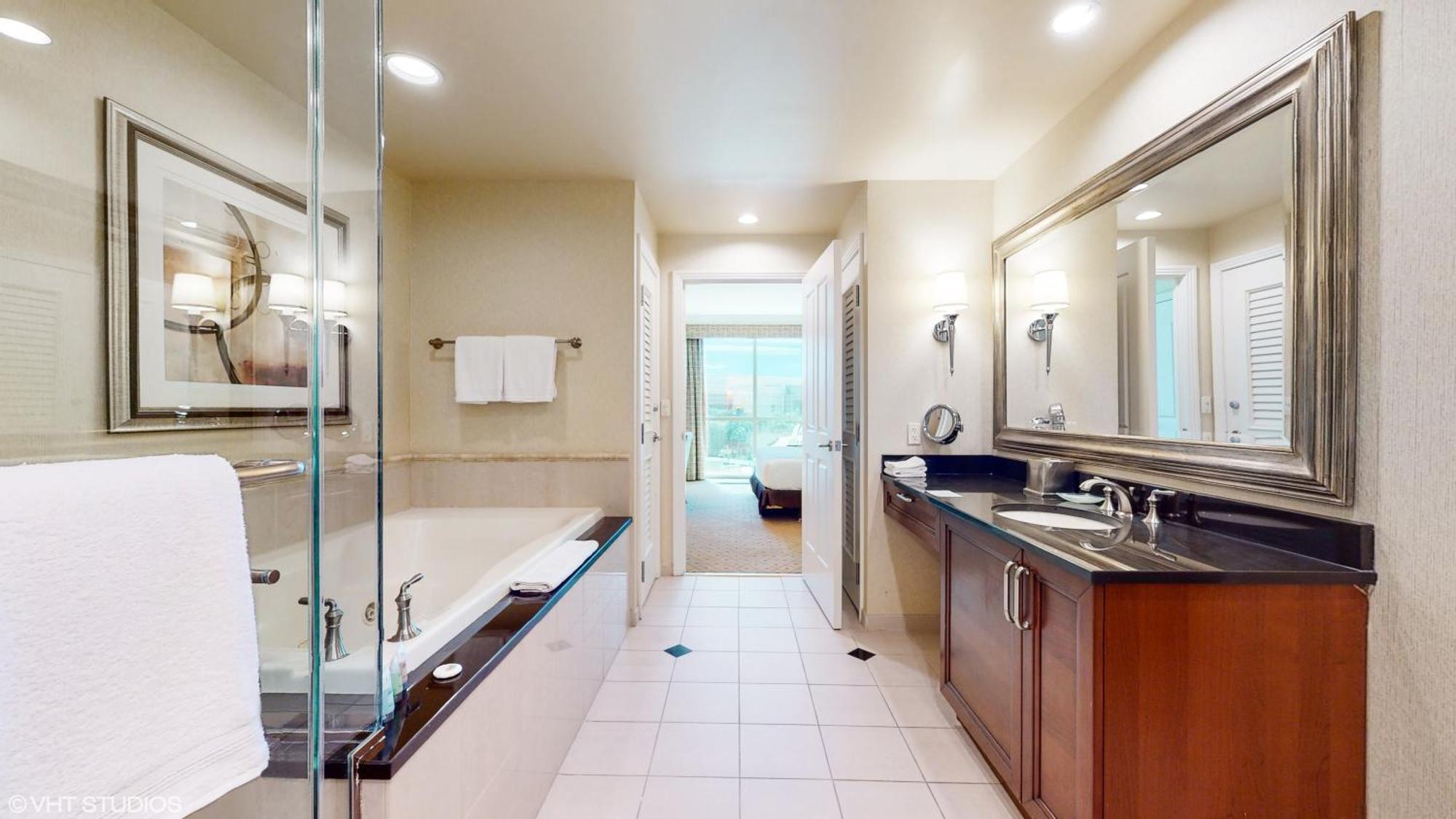 Lady Luck's Vista - Private Balcony - Full Kitchen - Two Full Baths - Jetted Tub - Full Mgm Grand Access W No Fee At Mgm Signature Apartahotel