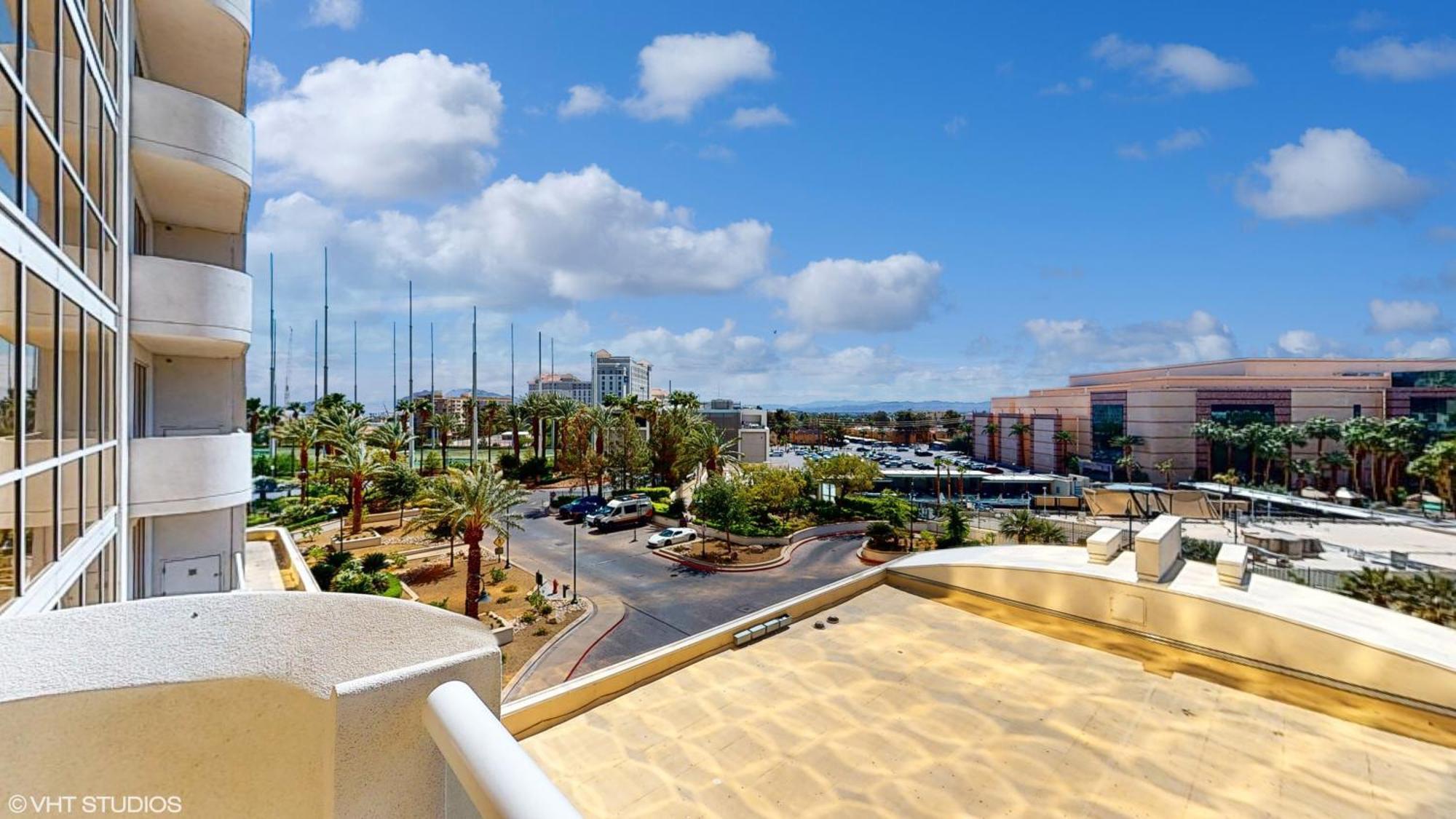 Lady Luck's Vista - Private Balcony - Full Kitchen - Two Full Baths - Jetted Tub - Full Mgm Grand Access W No Fee At Mgm Signature *