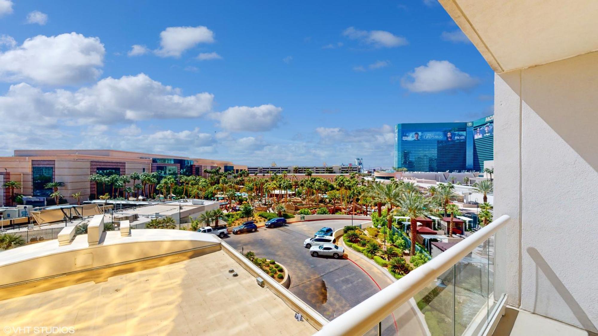 Lady Luck's Vista - Private Balcony - Full Kitchen - Two Full Baths - Jetted Tub - Full Mgm Grand Access W No Fee At Mgm Signature Apartahotel *