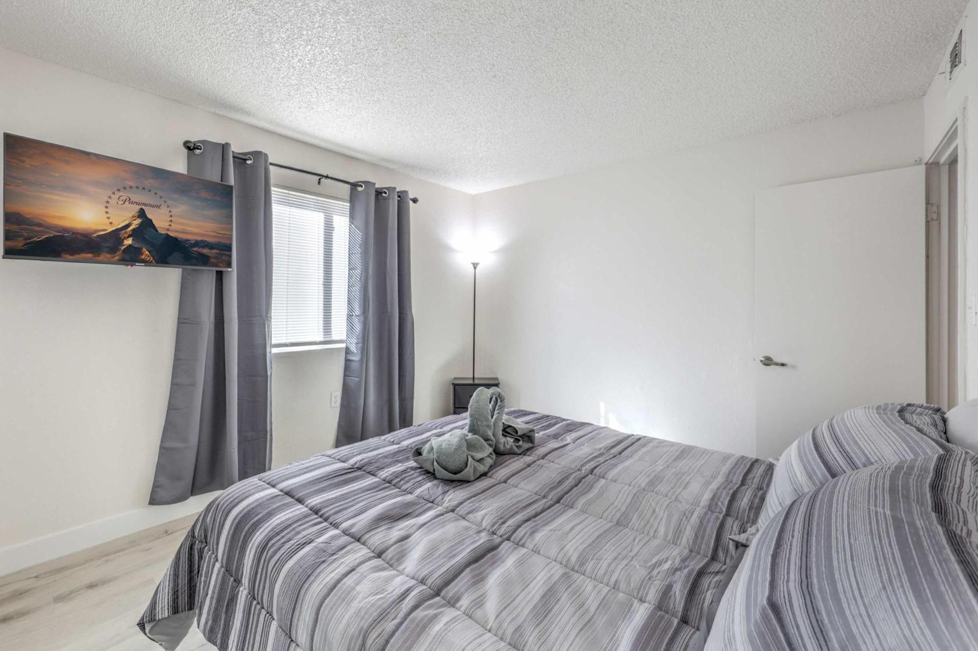 Holiday home Modern Comfort Near Vegas Attractions! Sleeps 6!