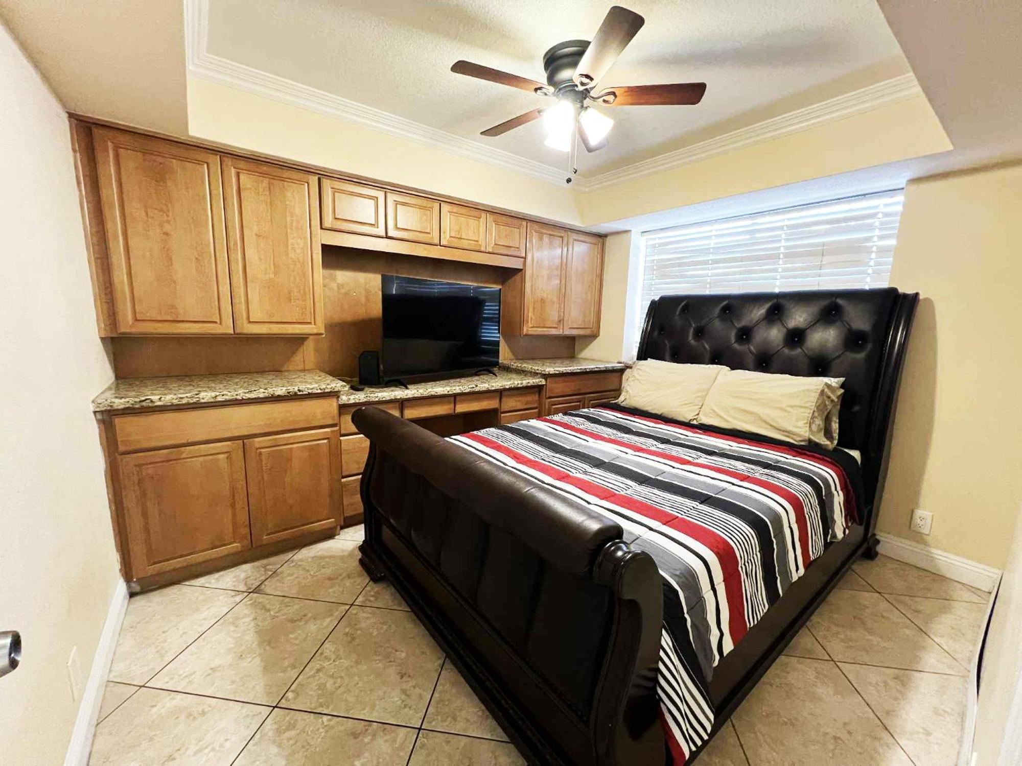 Spacious 5-bedroom Retreat With Pool Minutes From The Vegas Strip Сasa de vacaciones