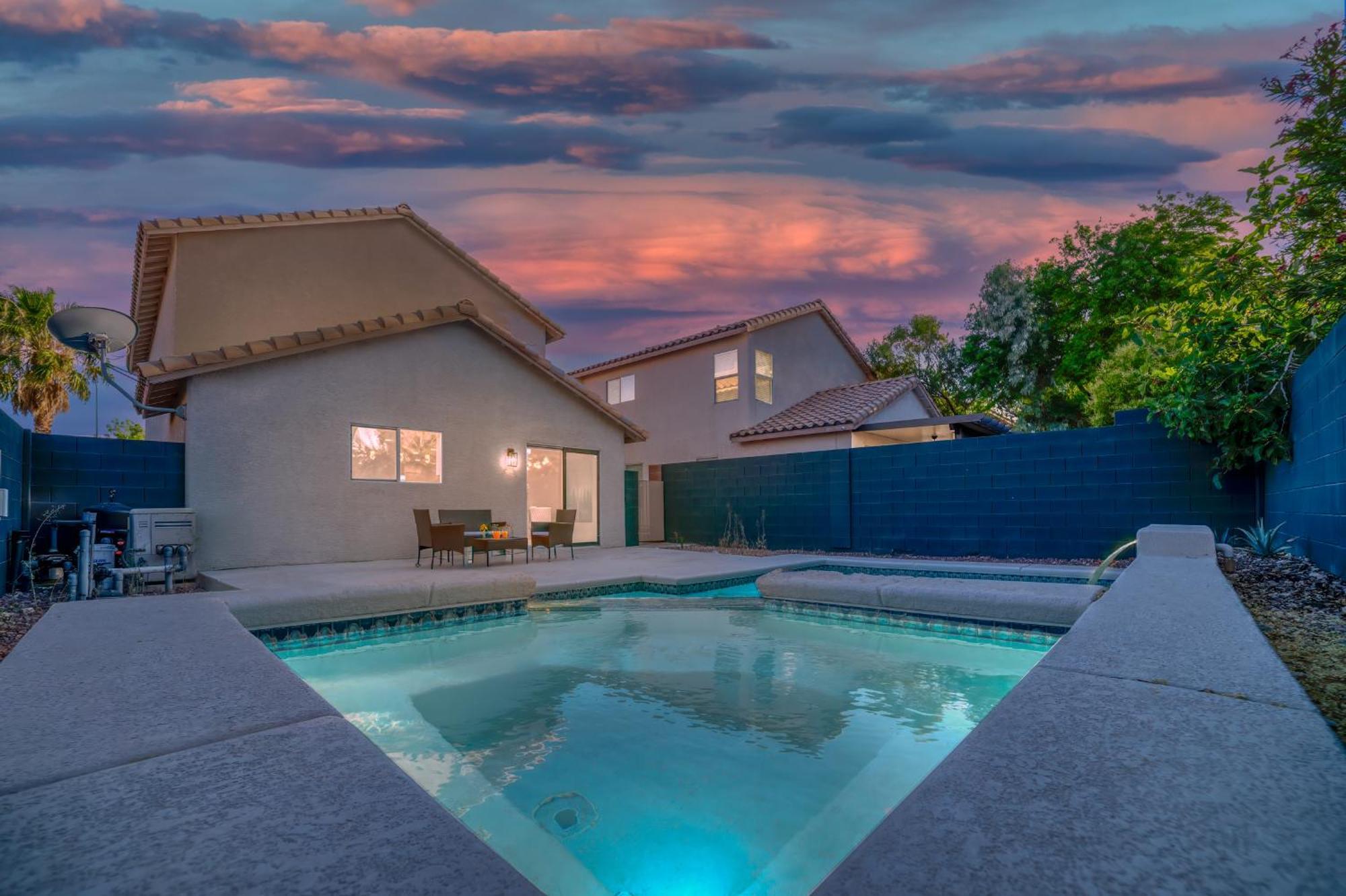 Villa Luxury 3br Near Strip, Hot & Pool, Gazebo, Bbq *