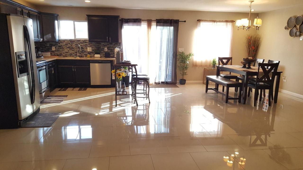 Beautiful 3 Bed/2 Bath Cozy Get Away Сasa de vacaciones Las Vegas