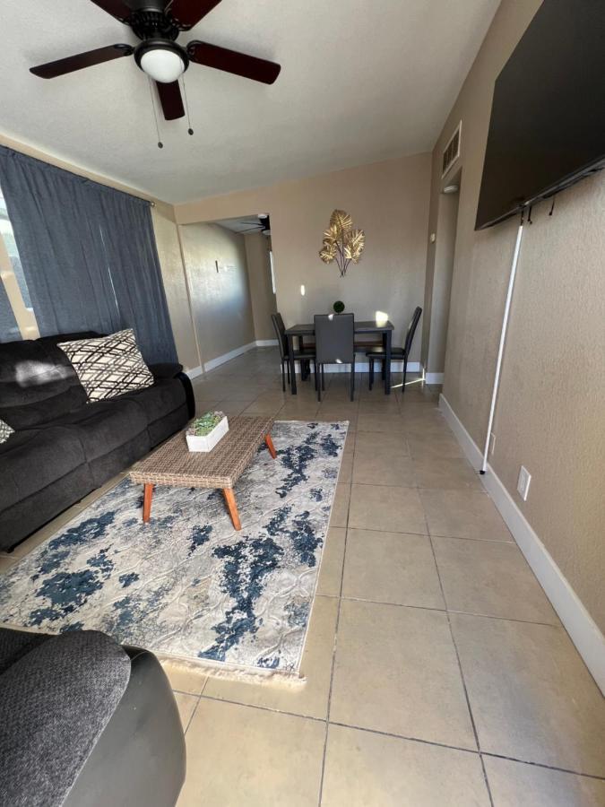 3 Bedroom Flat W/ Private Yard Apartamento Las Vegas