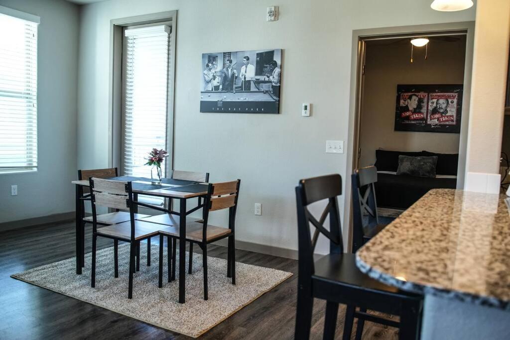 Beautiful Townhome With Garage In Vegas